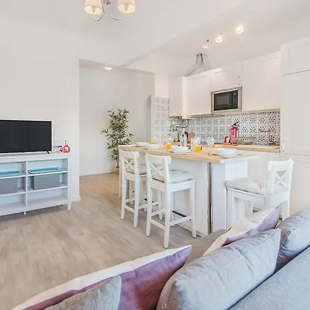 Roma Cozy Flat With Balcony-2